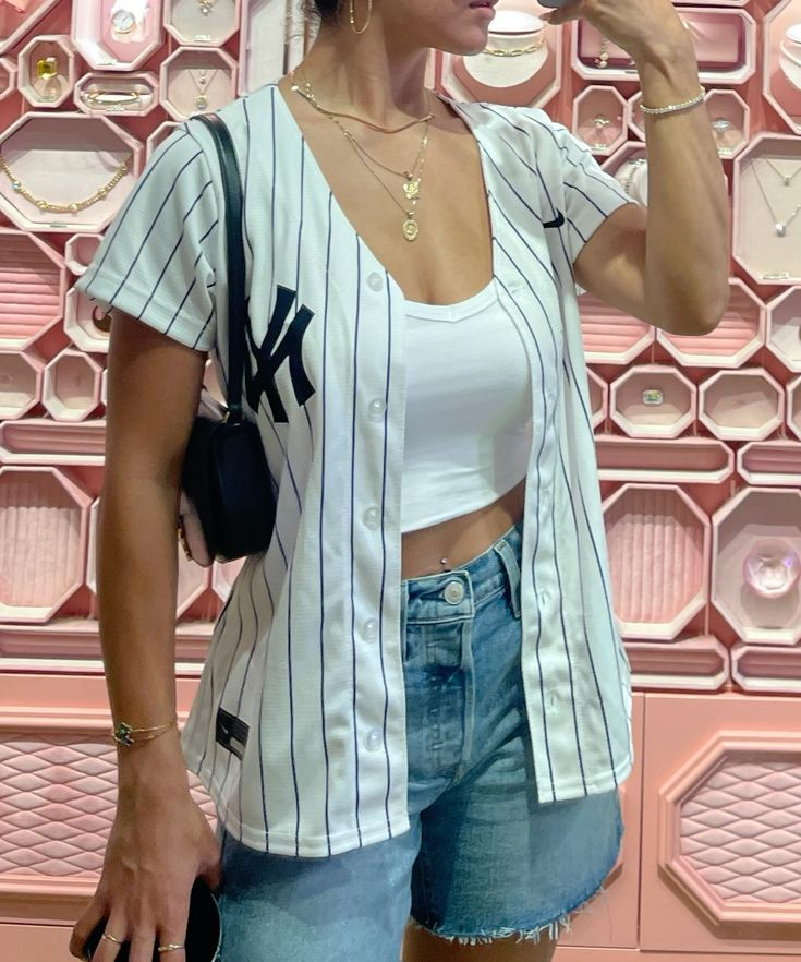 20 Yankees Game Outfit Ideas That Are Cool, Simple, and Game-Day Ready 22 image 69